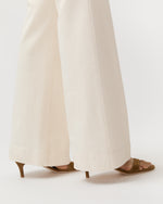 Load image into Gallery viewer, Camille Patch-Pocket Jean in Natural Stretch Denim