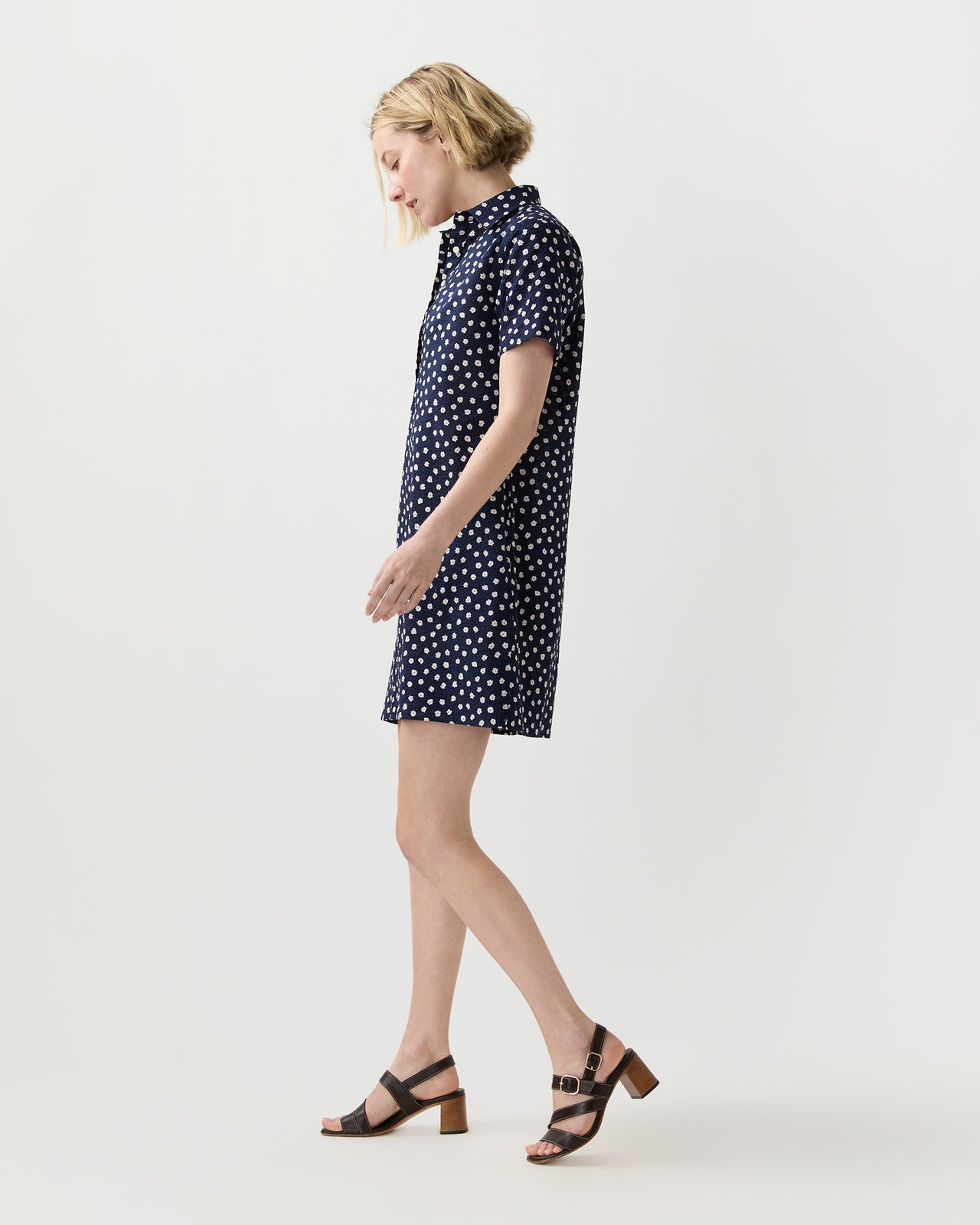 Short-Sleeved Popover Dress in Navy Daisy Crinkle Cotton